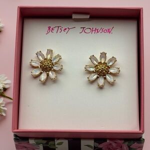 New Betsey Johnson Gold Tone  Daisy Flower Iridescent Crystal Stud Earrings NWT
